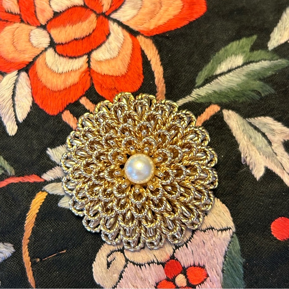 Beautiful 💫VTG Boucher Gold Tone with Single Pearl Brooch